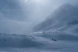 Aufstieg Oberalppass zur Maighelshütte im Winter bei grossem Wind