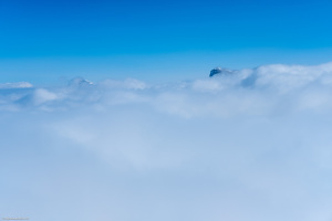 Blick vom Gipfel des Tällihorn direkt über der Wolkengrenze