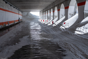 Eisfläche im Autotunnel auf der italienischen Seite des Grossen Sankt Bernhard