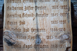 Totenlade im Dorf Sapün, GR