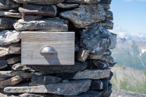 Schublade fürs Gipfelbuch auf dem Piz Beverin