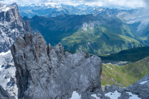 Blick vom mittleren Gipfel der Dri Türm auf die Carschinahütte