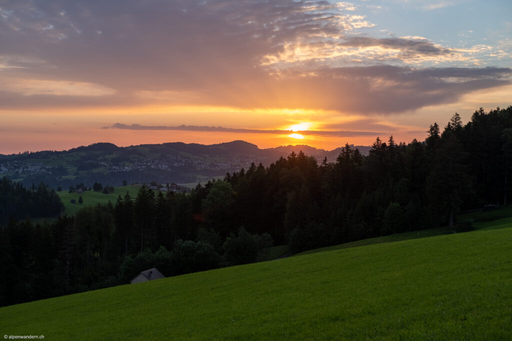Sonnenaufgang kurz vor dem Dorf Hundwil