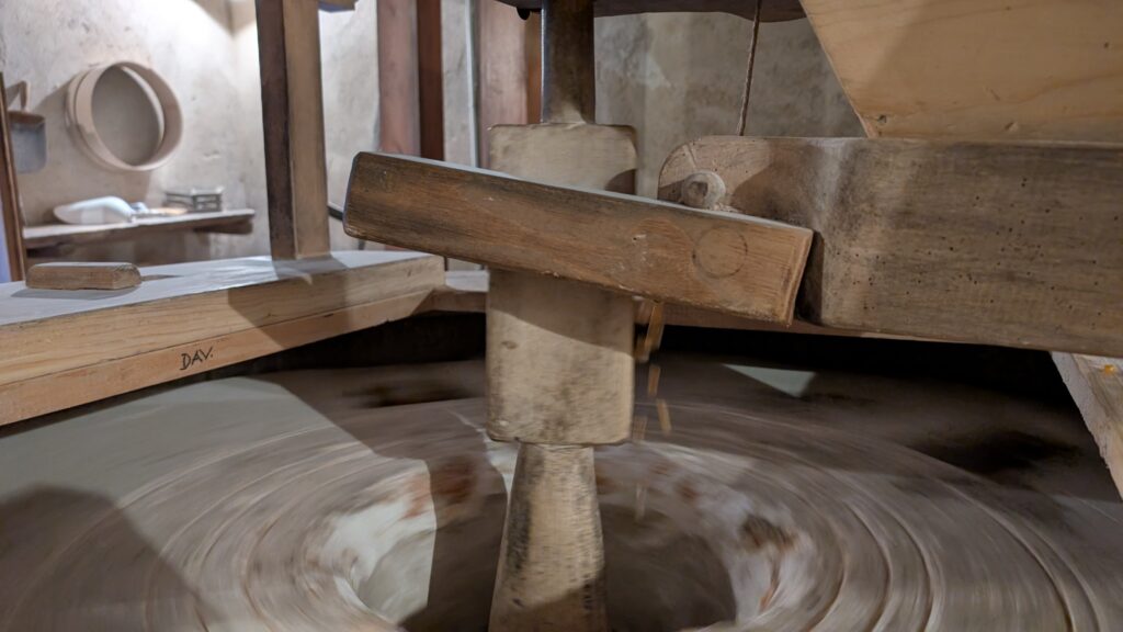 Mulino di Bruzella - beim Mahlen von Maiskörnern