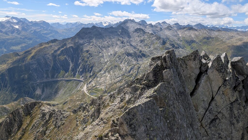Blick vom Gipfel des Monte Prosa auf den Gotthardpass