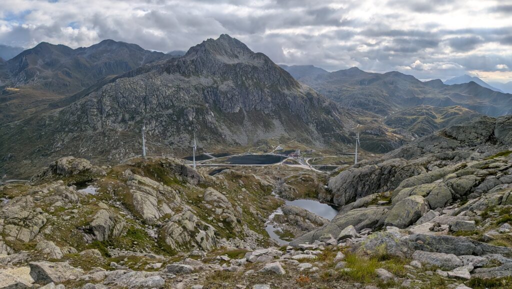 Blick auf die Gotthard Passhöhe mit dem Monte Prosa im Hintergrund
